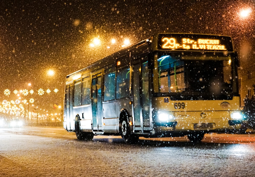 découvrez les avantages du transport en bus : une solution économique, écologique et pratique pour vos déplacements quotidiens ou vos voyages. profitez d'un service fiable et accessible à tous.