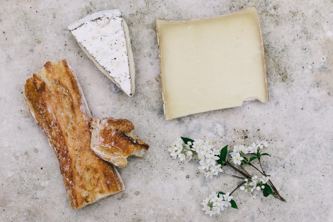 découvrez l'univers du fromage, un délice incontournable qui éveillera vos papilles. explorez les différents types, saveurs et accords qui font du fromage un véritable trésor culinaire. que vous soyez amateur de fromages affinés ou de créations artisanales, plongez dans notre guide pour tout savoir sur cet ingrédient savoureux.