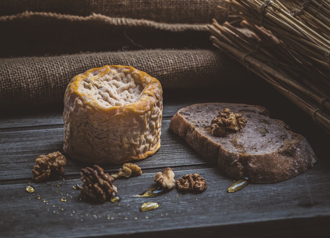 découvrez la richesse et la variété des fromages à travers le monde. que vous soyez amateur de fromage doux, fort, crémeux ou affiné, plongez dans un univers de saveurs inoubliables qui éveilleront vos papilles.